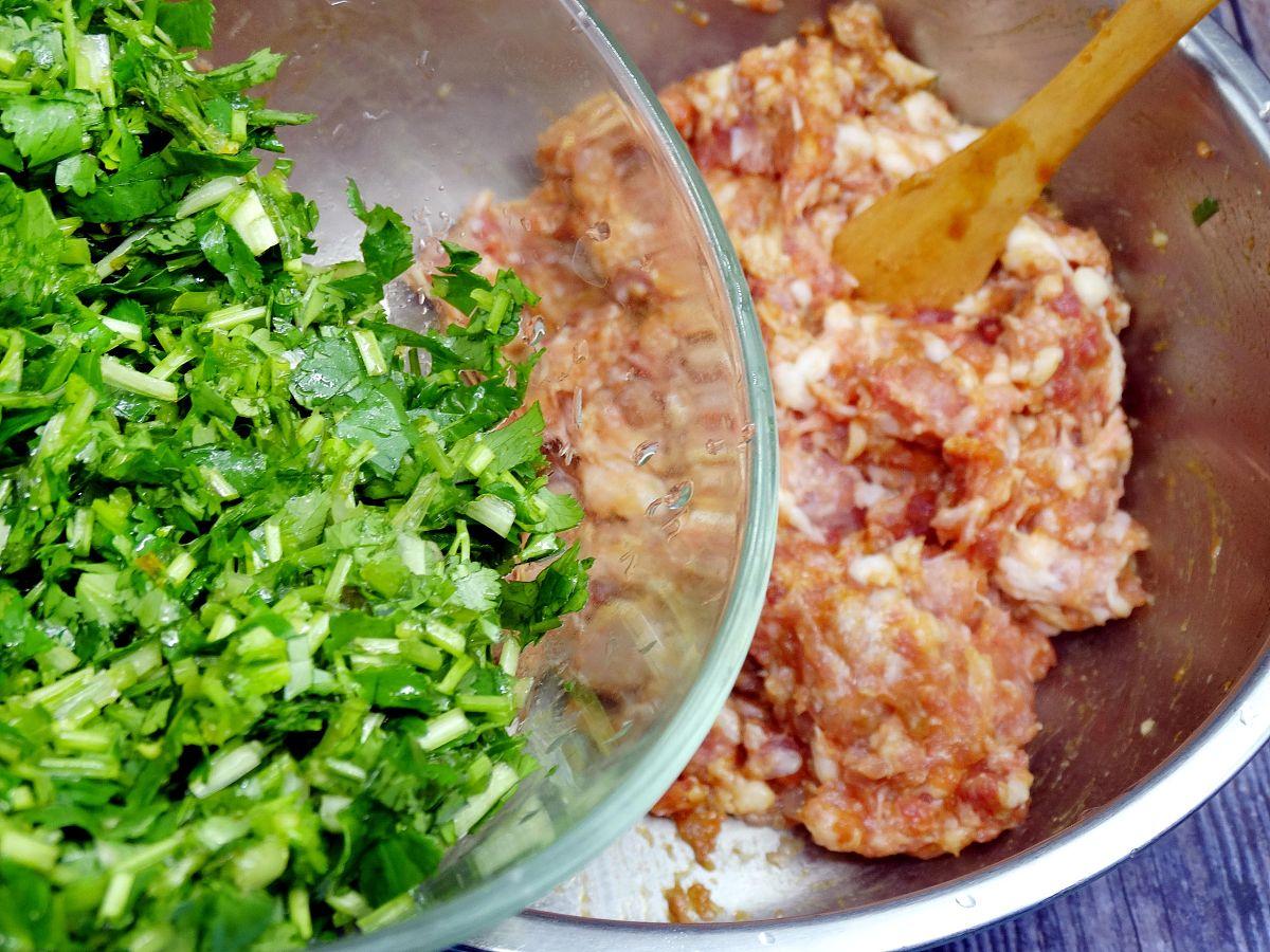 牛肉饺子馅用什么菜做配菜好(牛肉饺子馅配什么蔬菜做饺子好吃)