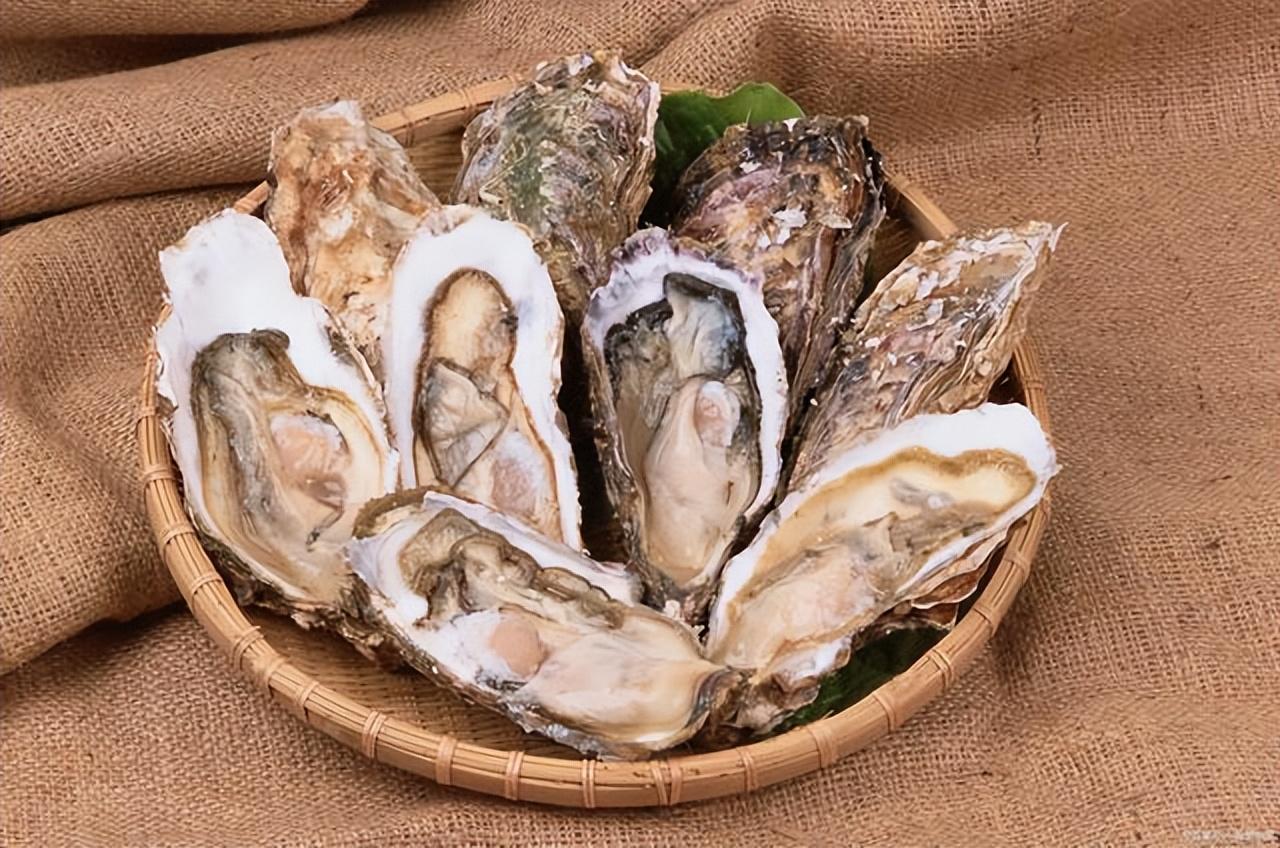 有一种说法,可以生吃的叫生蚝;法国人生吃牡蛎的方式传过来而得名